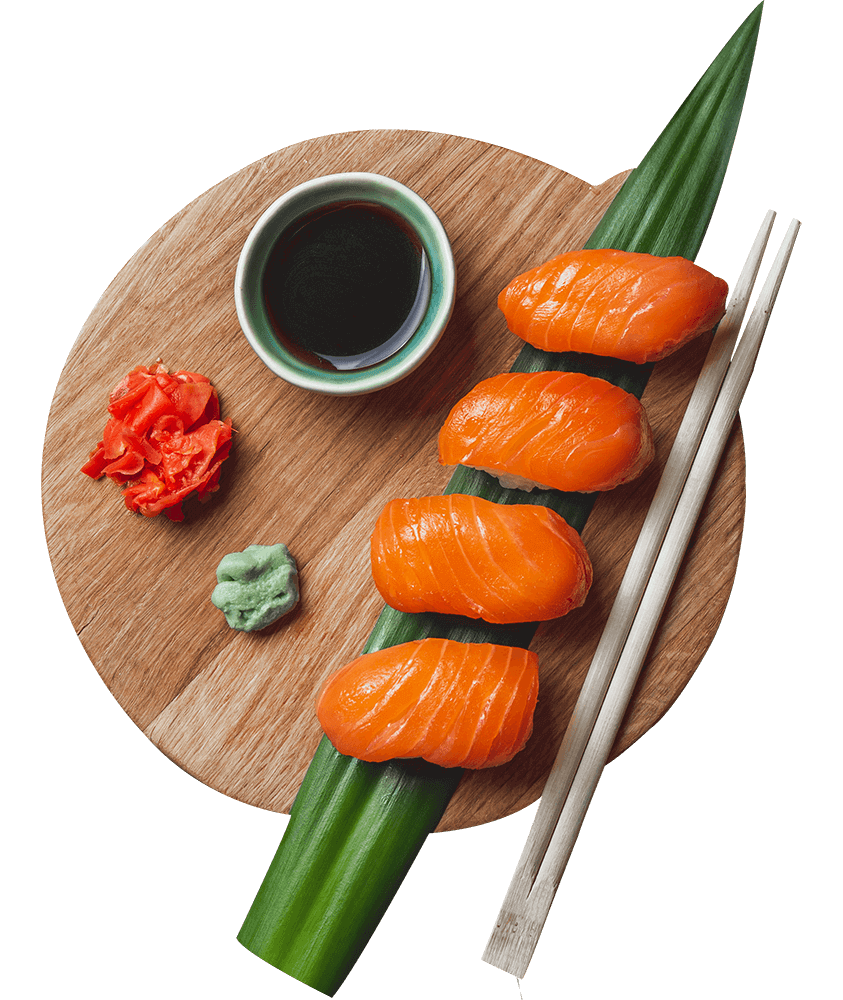 Sushi en un plato de madera con watsabi miss sushi